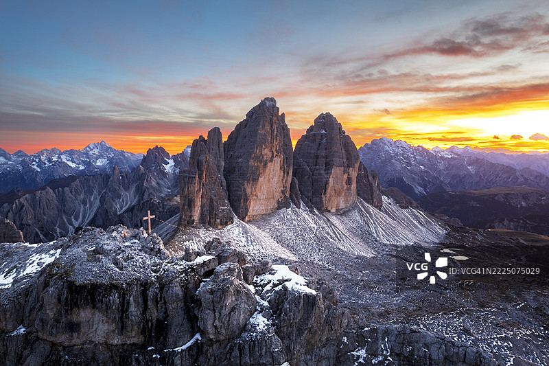 意大利南蒂罗尔多洛米蒂山脉的拉瓦雷多三峰无人机照片图片素材