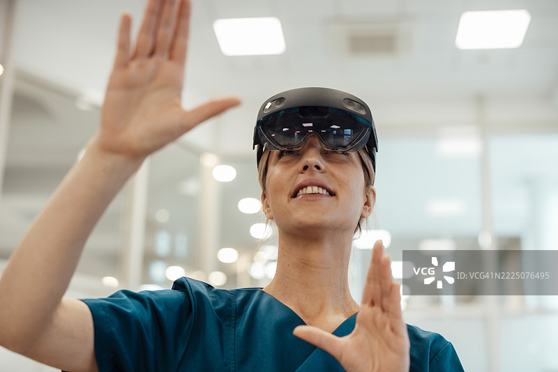 Doctor using virtual reality technology in a medical office图片素材