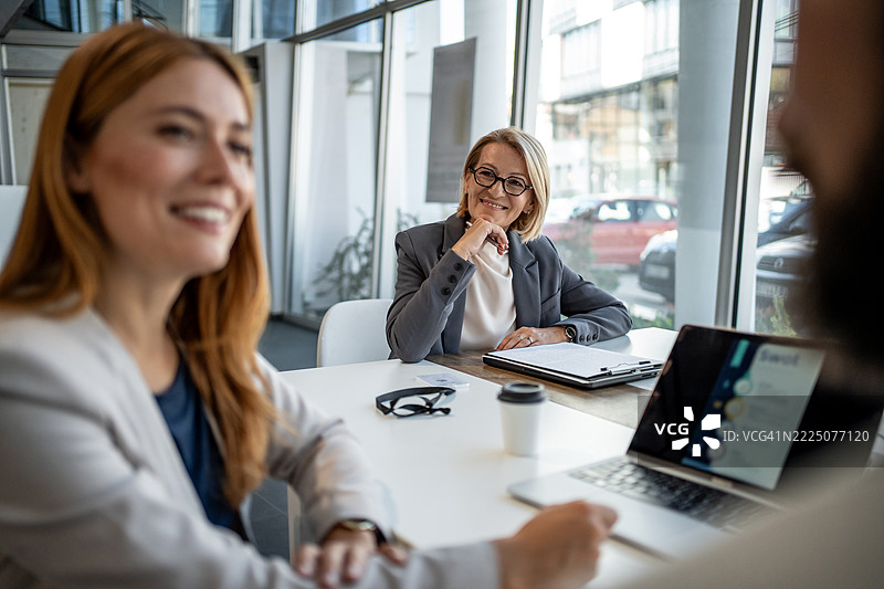 女商人在现代办公室进行高效会议图片素材