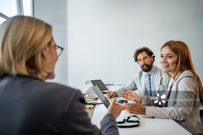 商业人士在施耐德电气的现代办公室召开会议图片素材