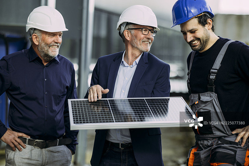 工程师们在户外讨论太阳能电池板技术图片素材