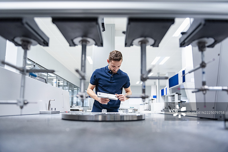 男子在工业环境中检查机械设备图片素材
