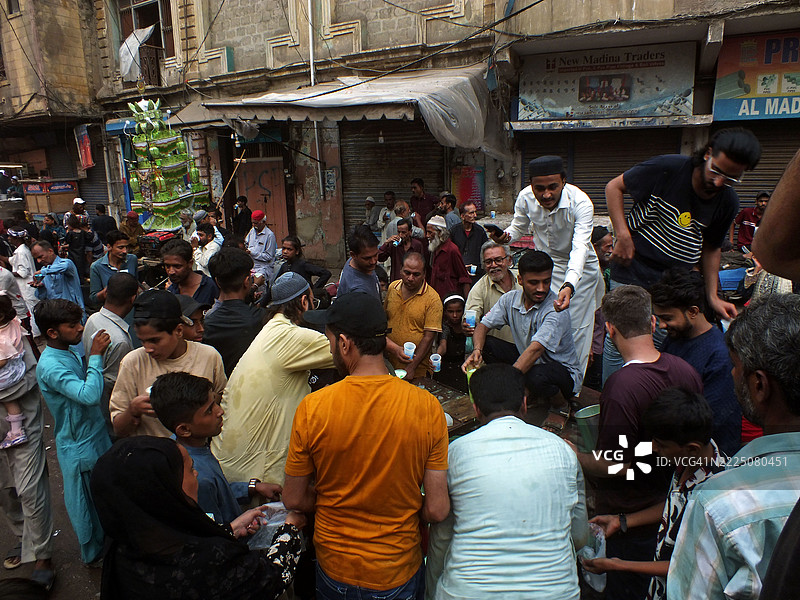 甜饮料在路人中分发图片素材