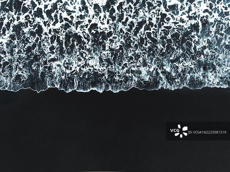 从无人机拍摄的宁静海滩场景，印尼巴厘岛克伦贡区图片素材