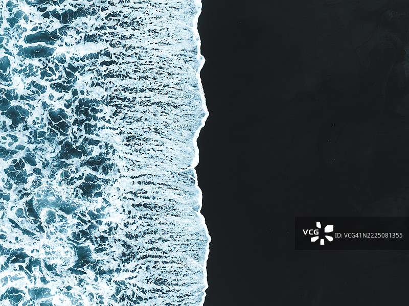 从上方视角拍摄的海浪冲刷海岸，印尼巴厘岛克伦贡区图片素材