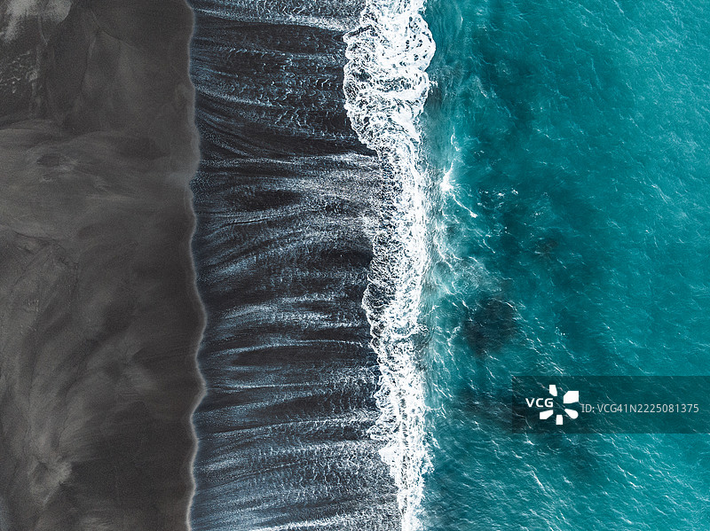 无人机拍摄的印尼巴厘岛克伦贡区海岸线的海滩场景图片素材