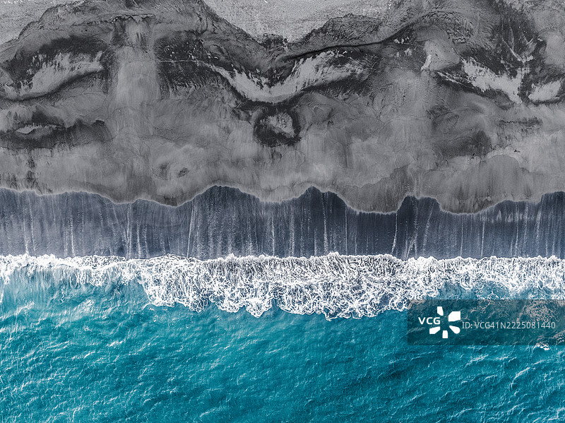 巴厘岛克隆贡区海岸线上的火山沙滩上方的无人机图像图片素材