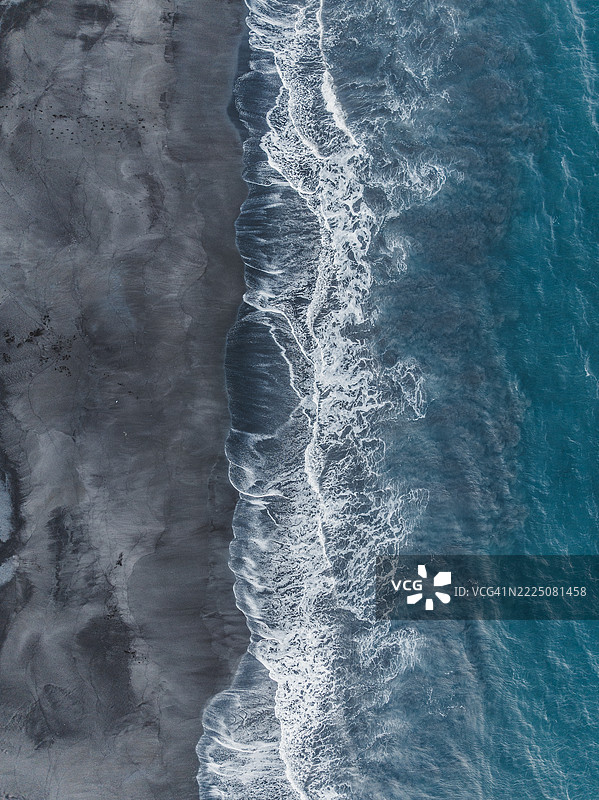 从高空视角拍摄的火山海滩场景，印尼巴厘岛克隆贡区图片素材