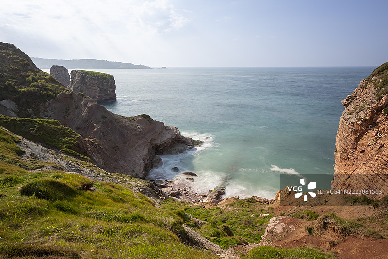 从法国亨代尔的步道上俯瞰悬崖和大西洋的美景图片素材
