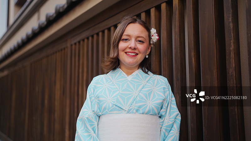 身穿和服的女性游客在东京的肖像图片素材