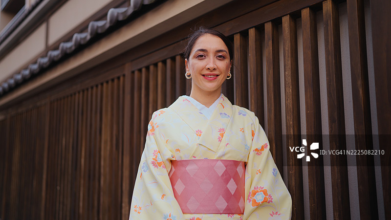 身穿和服的女性游客在东京的肖像图片素材