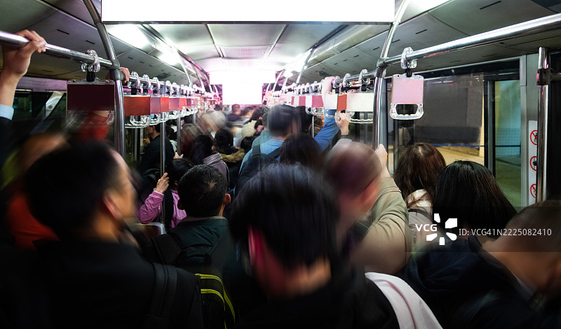 公交车上的人群图片素材