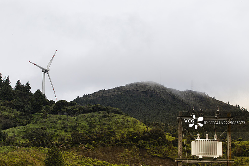 厄瓜多尔山顶上的风力涡轮机，前景有一个变压器图片素材
