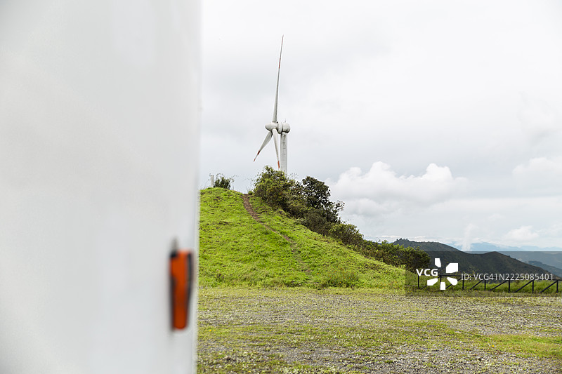 厄瓜多尔山上的风力涡轮机，聚焦于可再生能源和维护图片素材