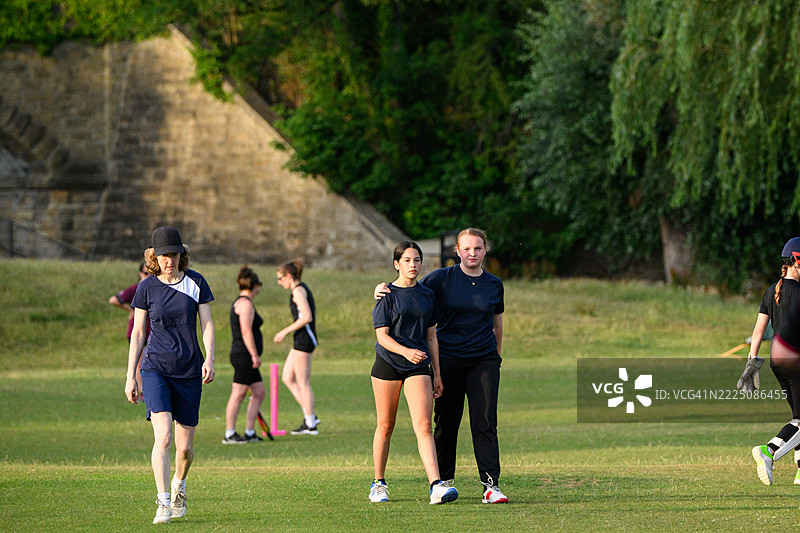 支持的团队成员在运动场上手挽手走在一起图片素材