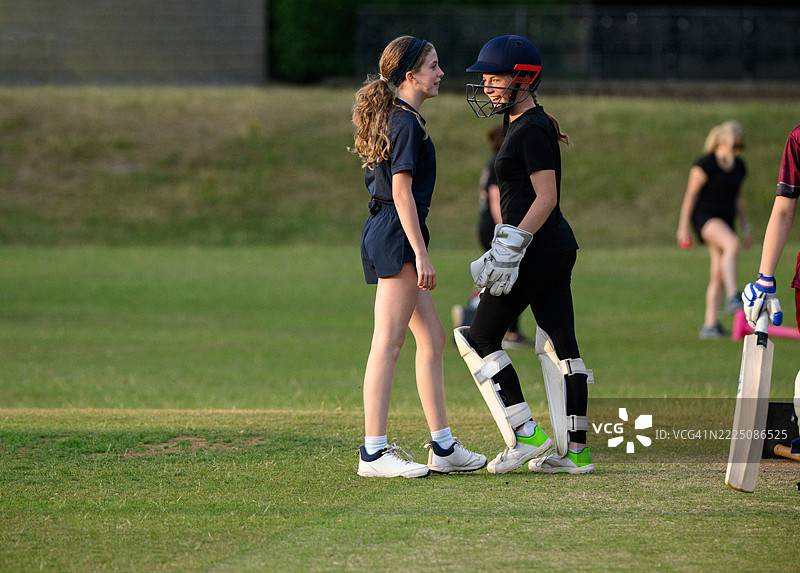 女门将和场上队员在板球比赛中交谈图片素材