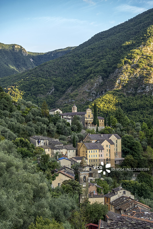 罗亚谷山村萨奥尔热修道院的美丽景色图片素材