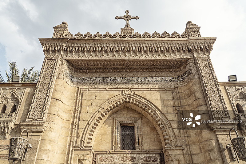 开罗，埃及历史悠久的悬挂教堂华丽的外立面图片素材