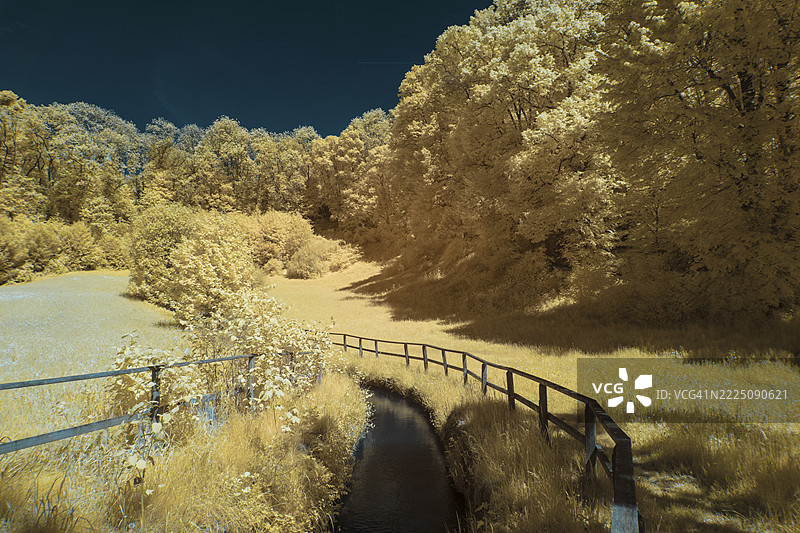 萨尔茨堡的红外风景，色彩鲜艳，自然宁静图片素材