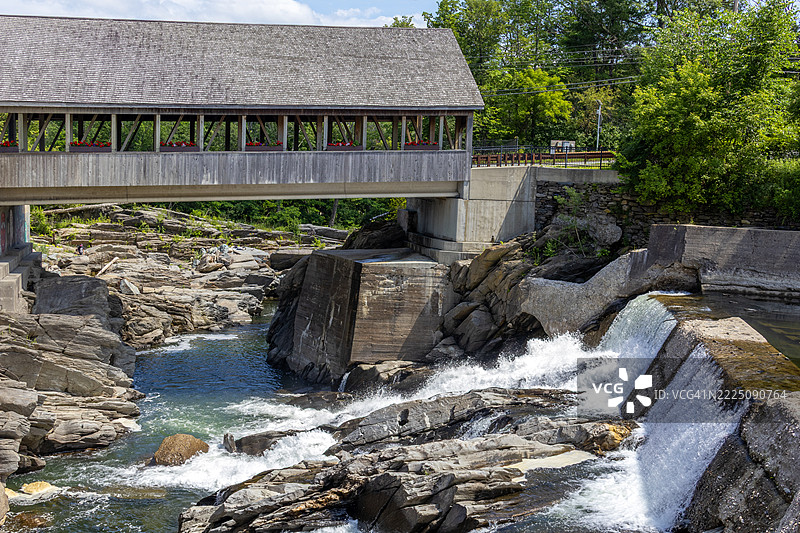 昆奇，佛蒙特州的有盖桥和瀑布图片素材