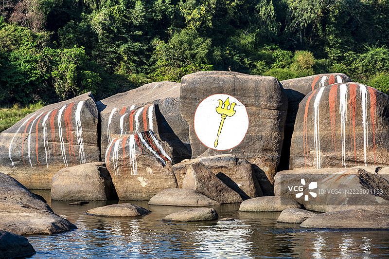 印度卡纳塔克邦汉皮的通伽巴德拉河畔的彩绘岩石图片素材