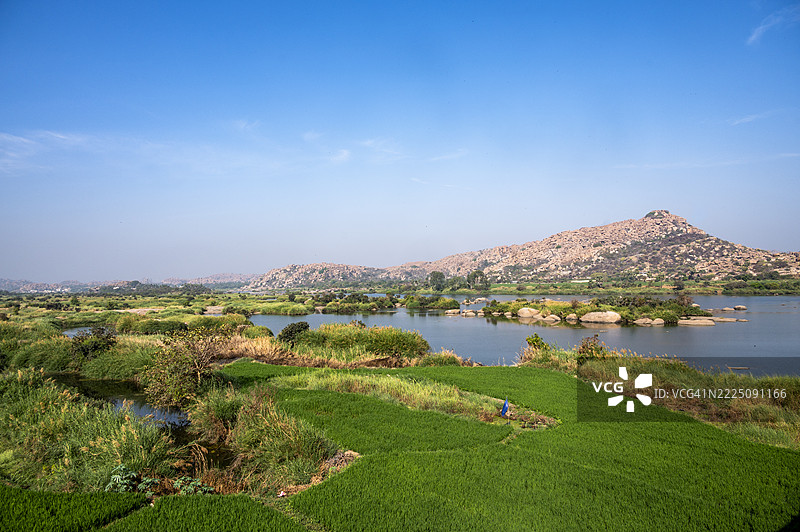 印度卡纳塔克邦汉皮的通加巴德拉河和田野的美丽景色图片素材