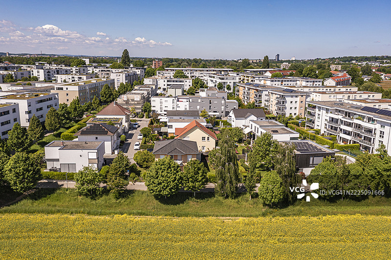 德国路德维希堡现代住宅区的鸟瞰图，展示了光伏系统和高效能住宅。图片素材