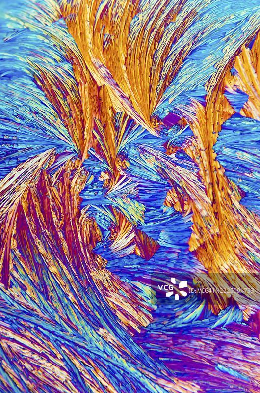 彩色水杨酸晶体的显微镜视图，带有抽象图案图片素材