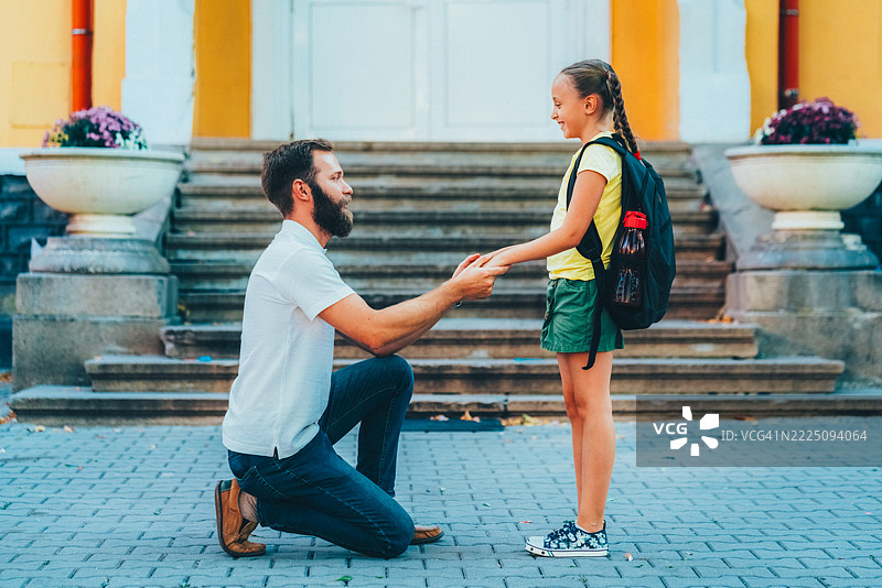 父亲在女儿上学的第一天送别她图片素材