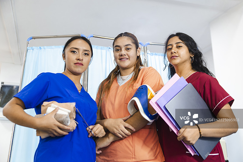 三名护士在医院环境中展示团队合作和专业精神图片素材