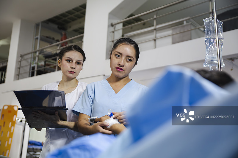 护士在医院环境中进行静脉注射操作图片素材