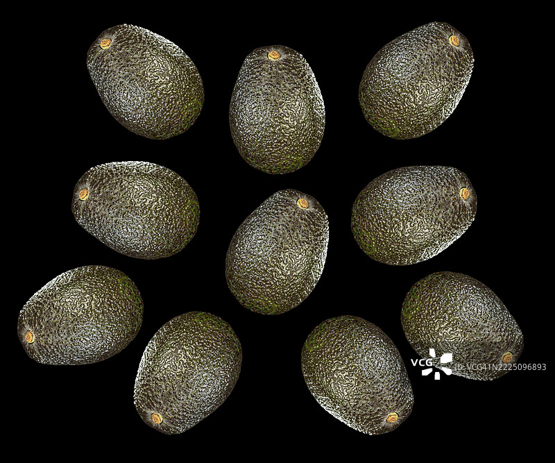 一组鳄梨在黑色背景上。图片素材