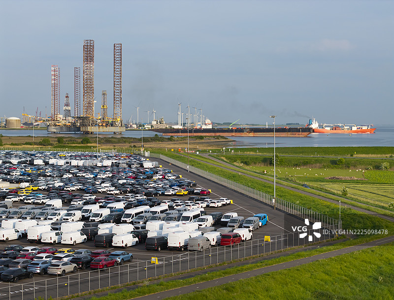 荷兰的港口储存区，停放着电动车和汽油车图片素材