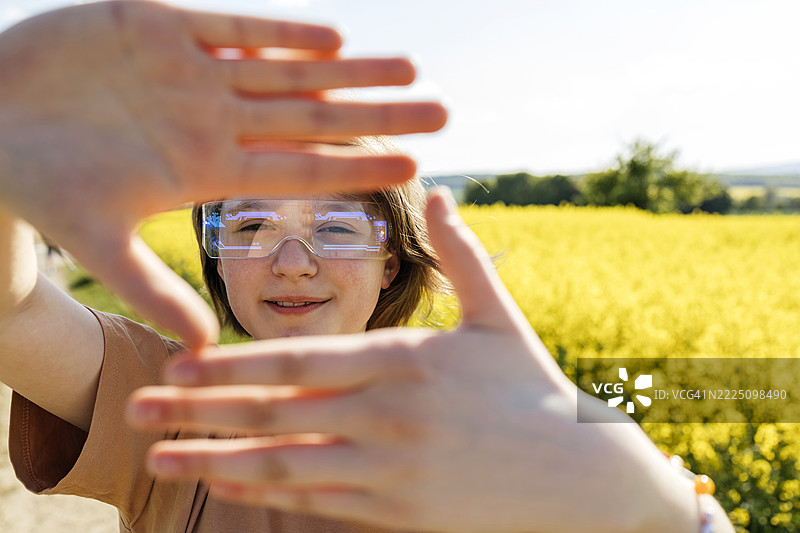 女孩在户外使用智能眼镜与增强现实互动图片素材