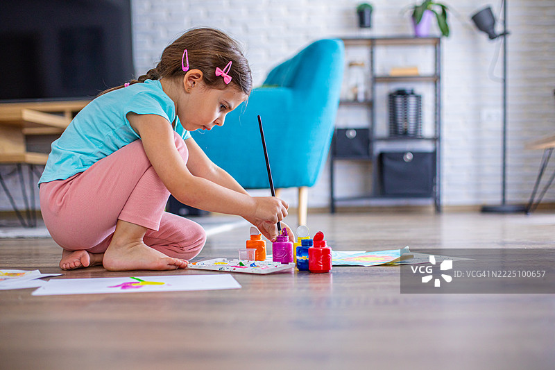 可爱的女孩在家创作艺术作品，享受创意活动图片素材