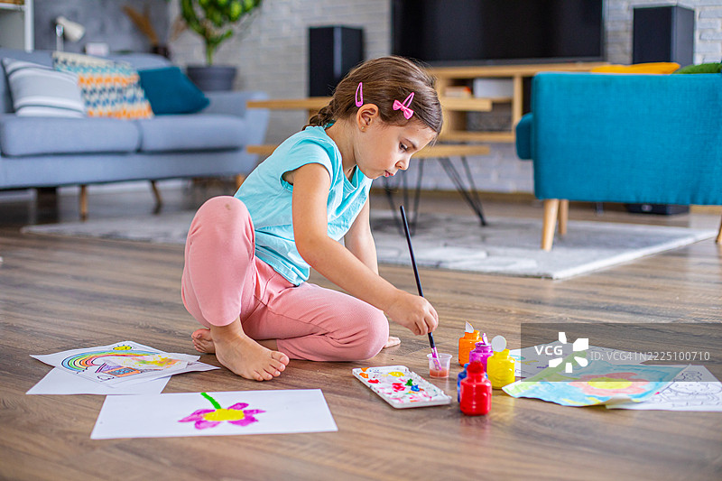可爱的女孩在家创作艺术作品，享受创意活动图片素材