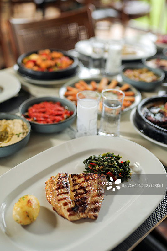 一张摆满海鲜的拉基餐桌，美味的晚餐图片素材