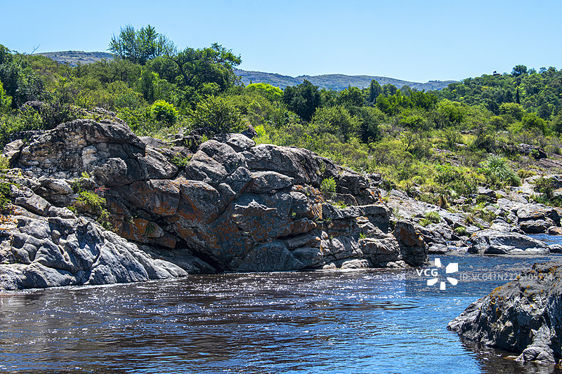 印第安石滩，白坡，科尔多瓦，阿根廷。圣安东尼奥河、岩石和自然的全景。图片素材