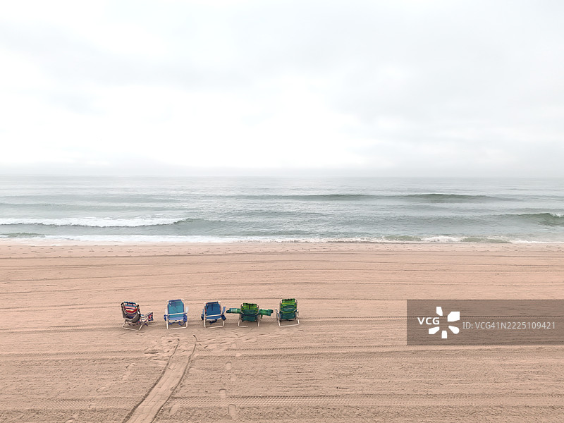 阴天的沙滩椅图片素材