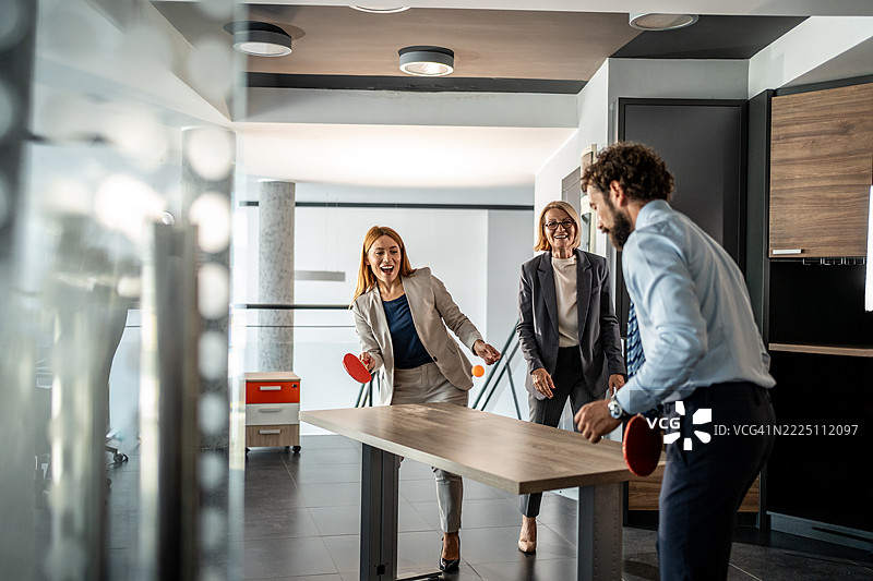 商务同事在办公室休息时间打乒乓球图片素材