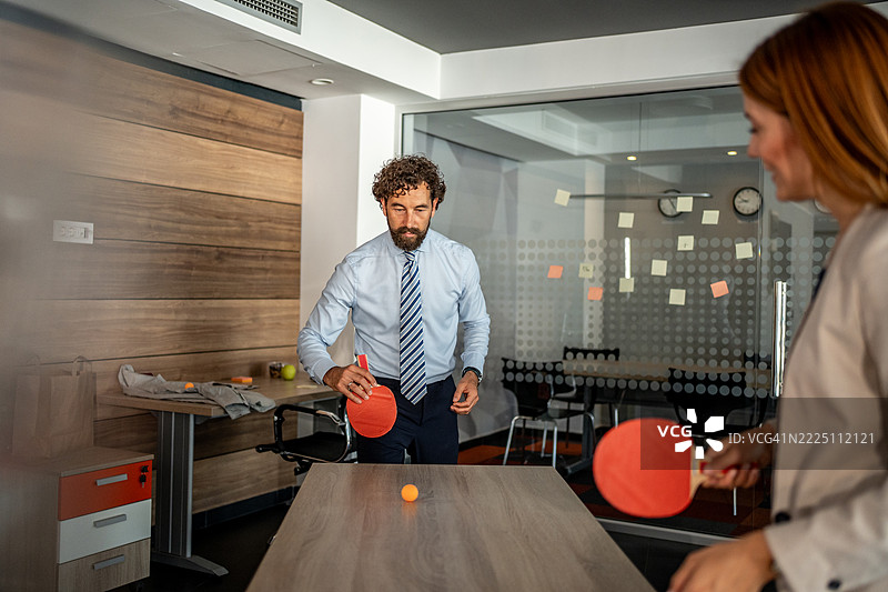 商务人士在办公室休息时间打乒乓球图片素材
