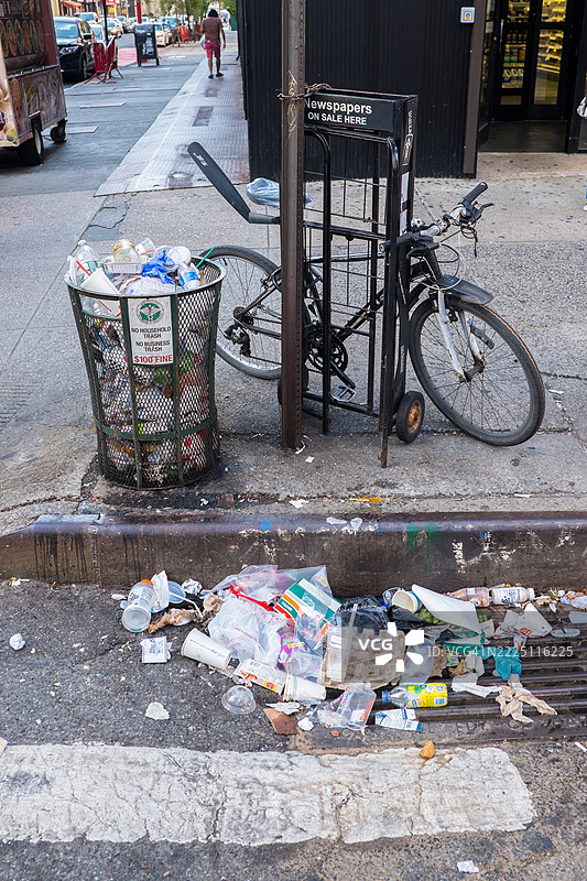 街道上的自行车、垃圾桶和垃圾图片素材