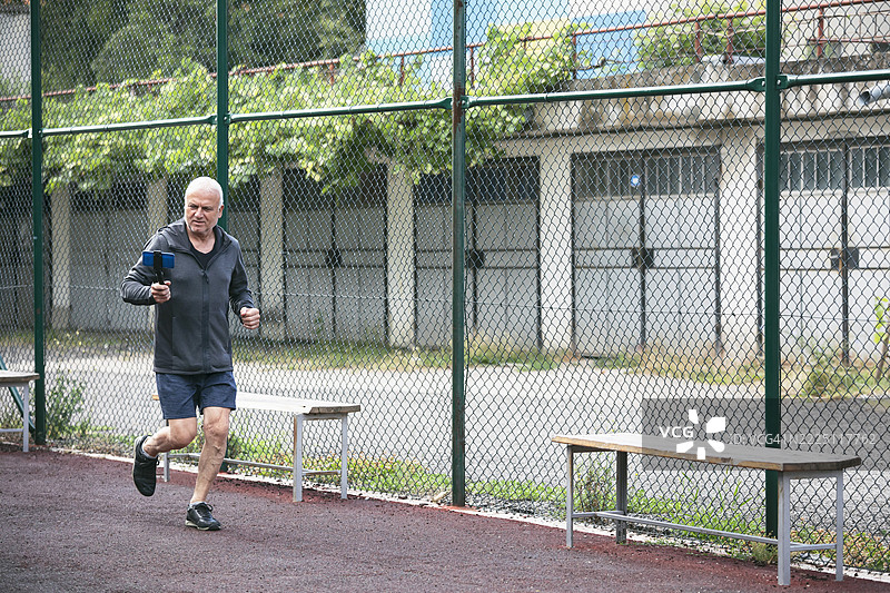 成熟的健身内容创作者在户外拍摄锻炼视频图片素材