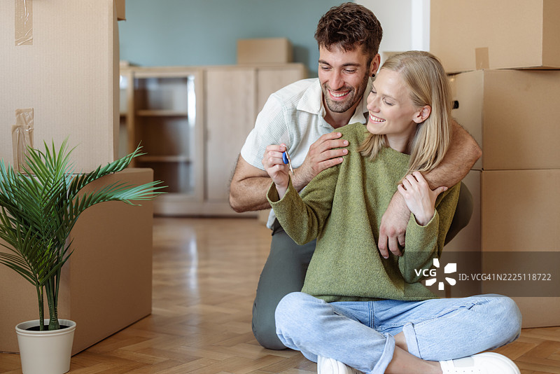 快乐的情侣手握新家的钥匙图片素材