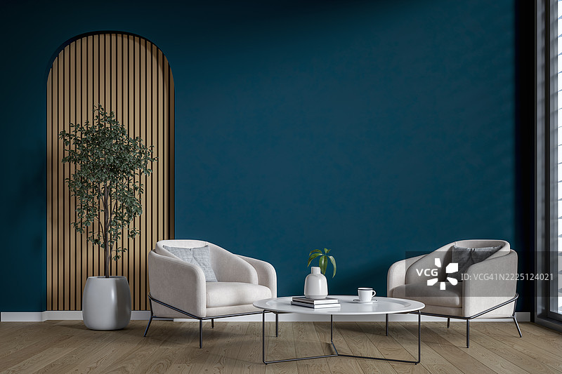 现代室内：一个客厅/候客室，配有几把舒适的扶手椅，前面有一个边桌，墙面部分是灰泥，深蓝色，垂直木条，大窗户和装饰品。图片素材