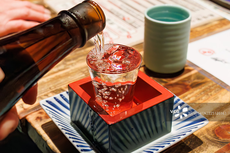 我们喝的是来自静冈县的Isojiman大吟酿。酒杯、枡和盘子都装满了。图片素材