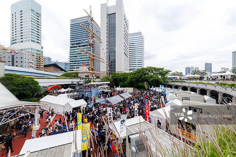 “岛自慢”活动每年在东京举行,专为伊豆群岛而设。许多参与者挤满了会场。图片素材