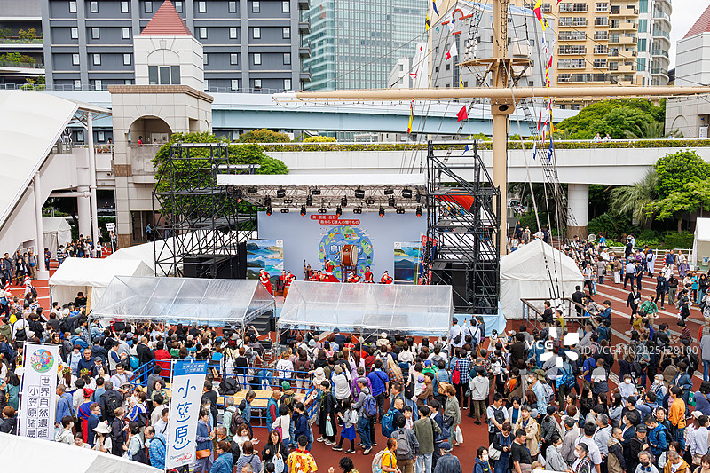 在新岛举行的传统太鼓表演。“岛自慢”活动每年在东京为伊豆群岛举办,许多参与者挤满了场地。图片素材