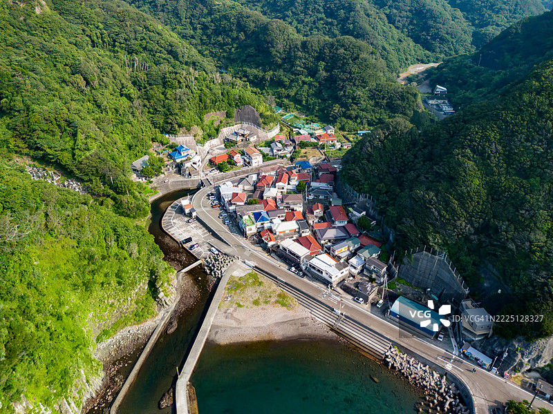 从高处俯瞰的中木港和中木村，南伊豆的海角、小岛和海岸。图片素材
