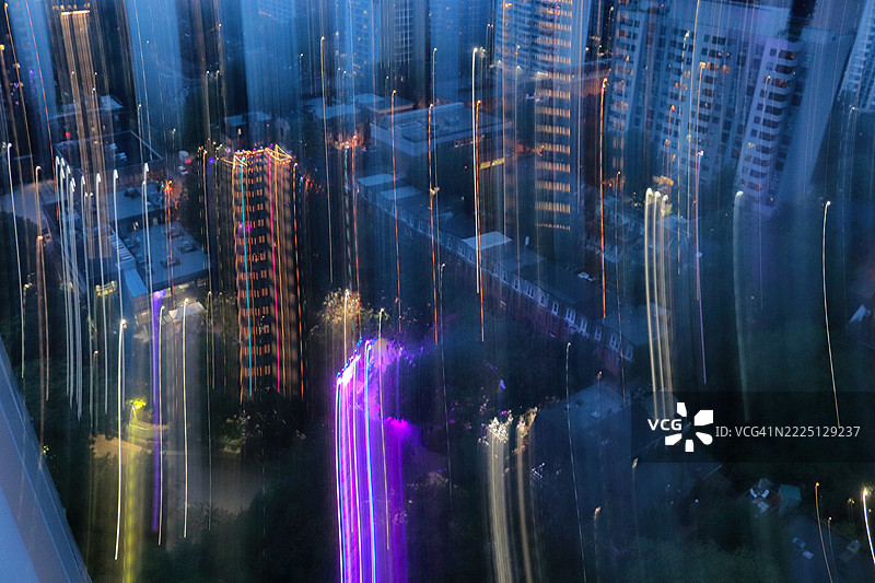 星际投影。庆祝城市正飞向蓝色维度图片素材